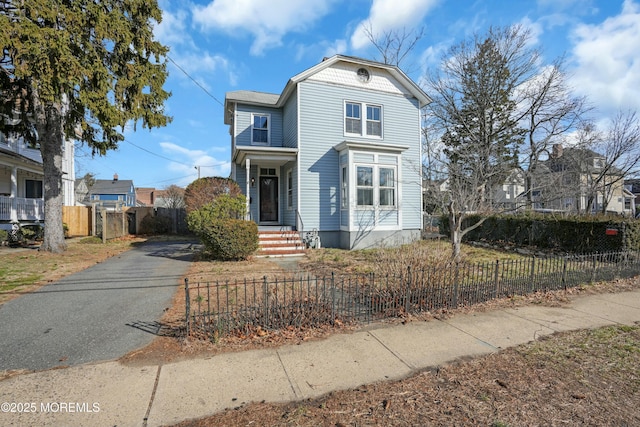 view of front facade featuring a fenced front yard