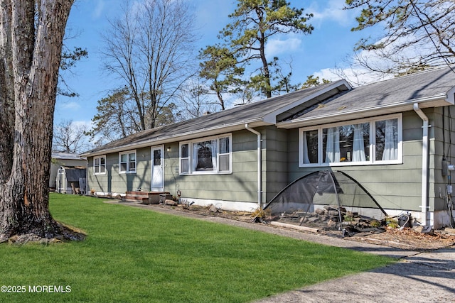 ranch-style home featuring a front lawn