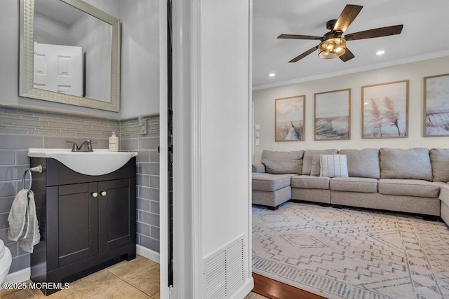 living room featuring light tile patterned floors, visible vents, recessed lighting, ceiling fan, and ornamental molding