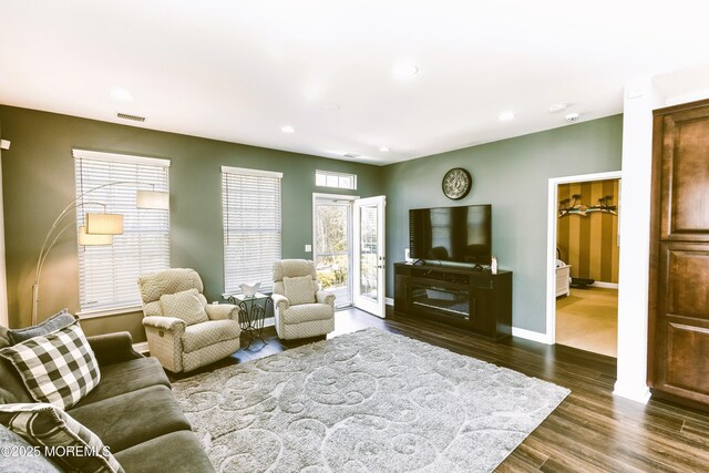 living area featuring dark wood-style floors, visible vents, recessed lighting, and baseboards