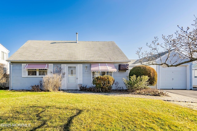 view of front facade featuring driveway and a front yard