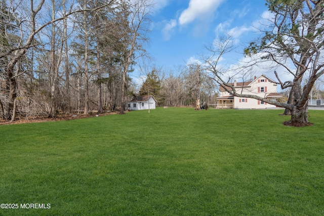 view of yard with an outdoor structure