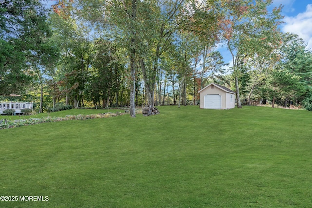 view of yard featuring an outdoor structure