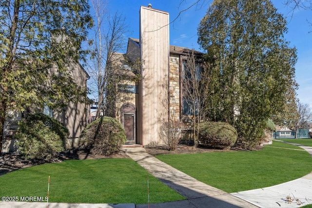 view of home's community featuring a lawn