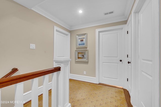 entryway featuring visible vents, crown molding, and baseboards