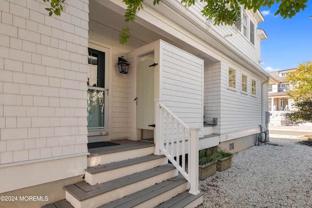 entrance to property featuring crawl space