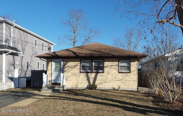 view of front of property with a front yard