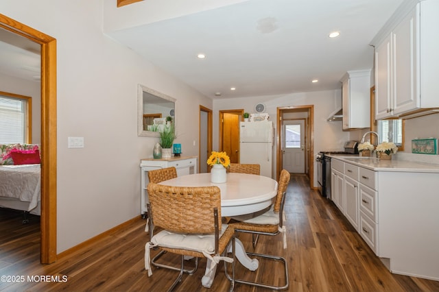 dining area with recessed lighting, dark wood-style flooring, and baseboards