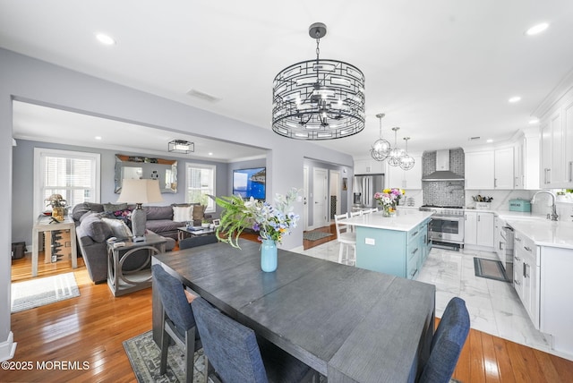 dining area featuring crown molding, a notable chandelier, recessed lighting, and visible vents