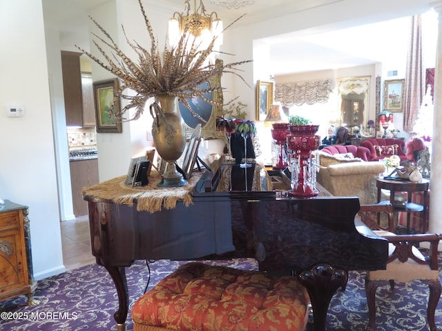 interior space featuring an inviting chandelier, visible vents, and tasteful backsplash