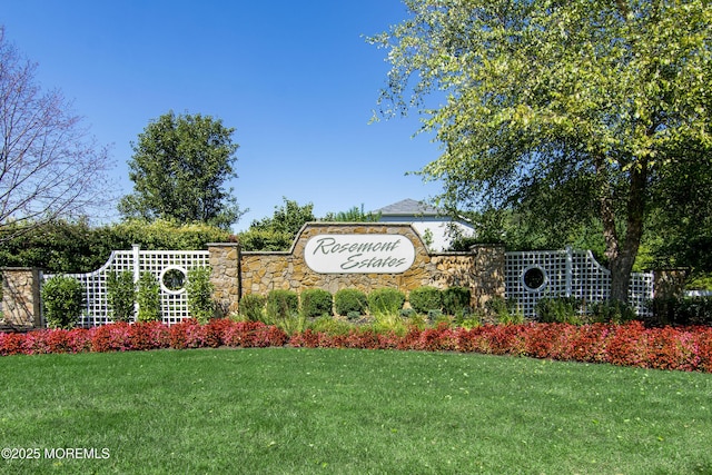 community / neighborhood sign featuring a lawn