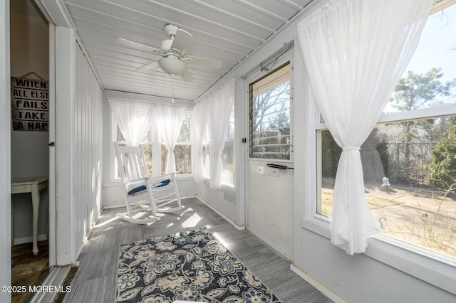 sunroom / solarium featuring a ceiling fan