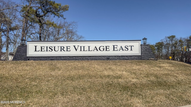 community sign featuring a yard