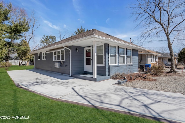 ranch-style home with a front lawn