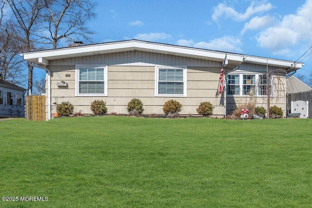 view of front facade with a front yard and fence