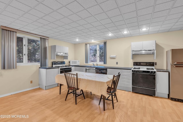 dining area featuring recessed lighting, baseboards, and light wood-style flooring