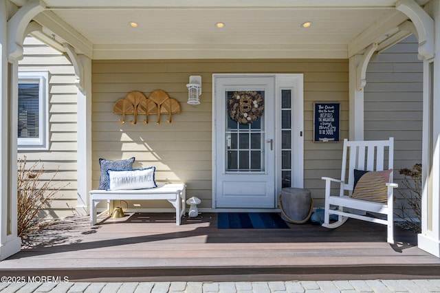 property entrance featuring a porch