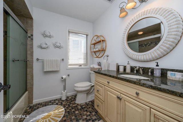 full bath featuring visible vents, baseboards, bath / shower combo with glass door, toilet, and vanity