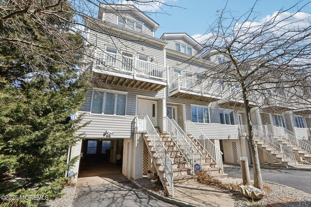 view of front of home with driveway