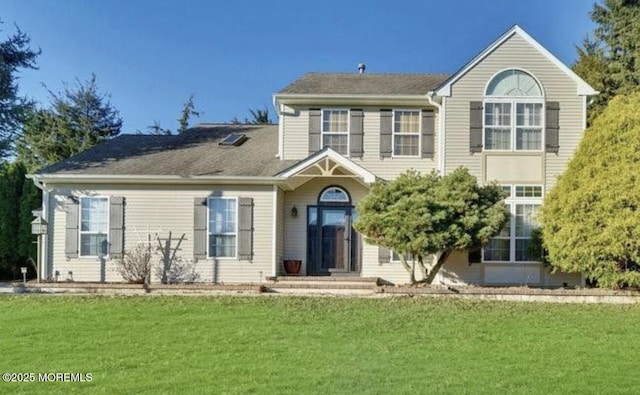 view of front of home featuring a front yard