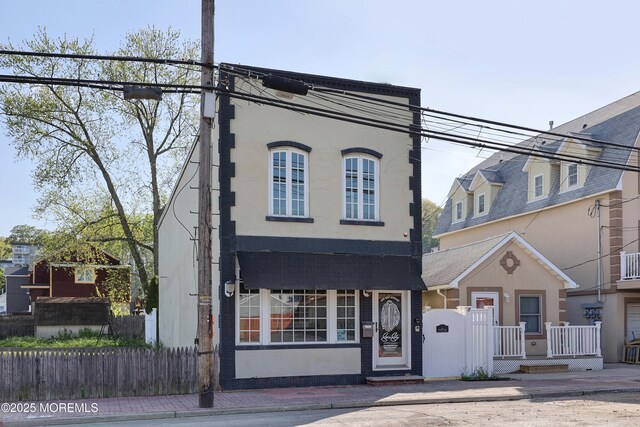view of front facade featuring a fenced front yard and stucco siding