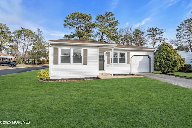 view of front of home featuring driveway, an attached garage, and a front lawn