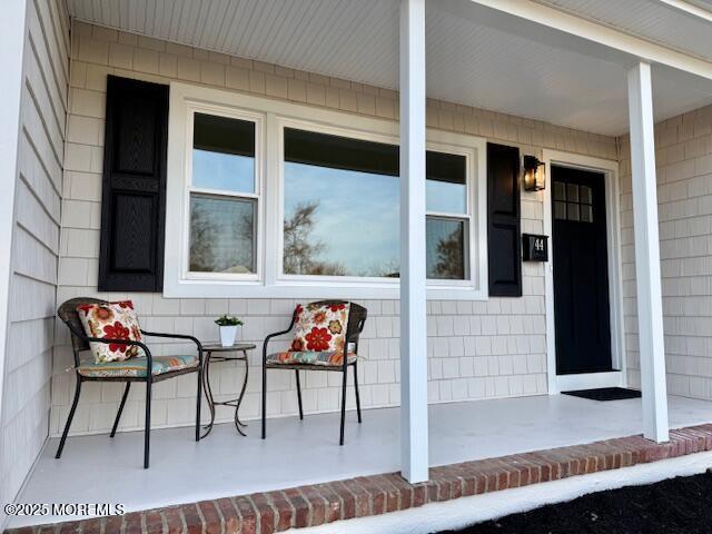 property entrance featuring covered porch