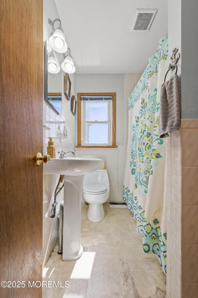 bathroom featuring visible vents, a shower with curtain, toilet, and tile patterned flooring