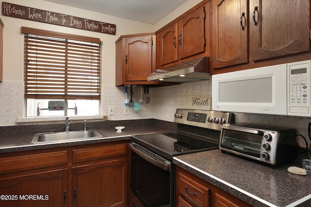 kitchen featuring white microwave, stainless steel electric range, a sink, under cabinet range hood, and dark countertops