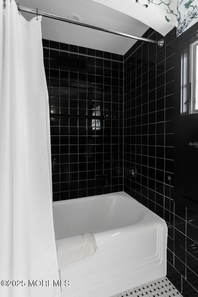 bathroom with shower / tub combo