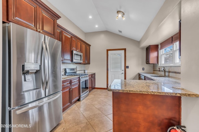 kitchen with a sink, tasteful backsplash, stainless steel appliances, a peninsula, and vaulted ceiling