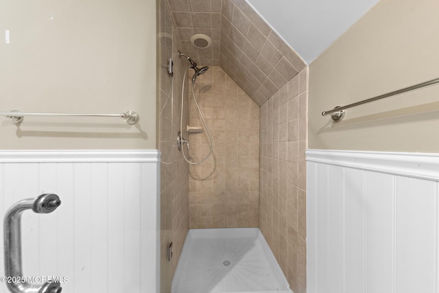 full bath with tiled shower and wainscoting