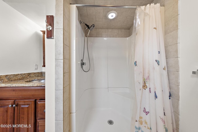 bathroom with a shower with shower curtain and vanity