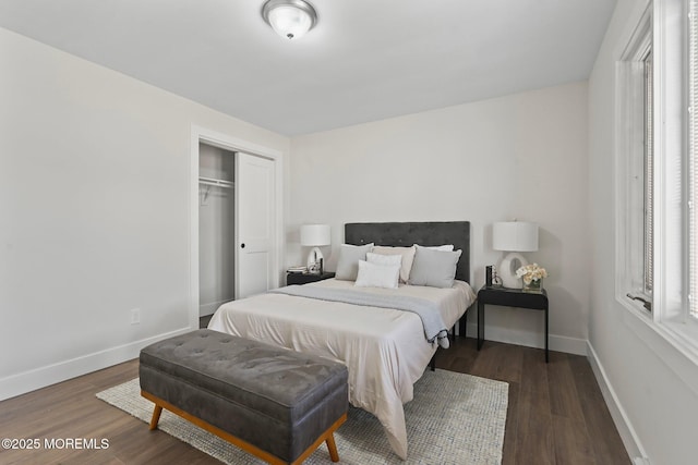 bedroom featuring wood finished floors, baseboards, and a closet