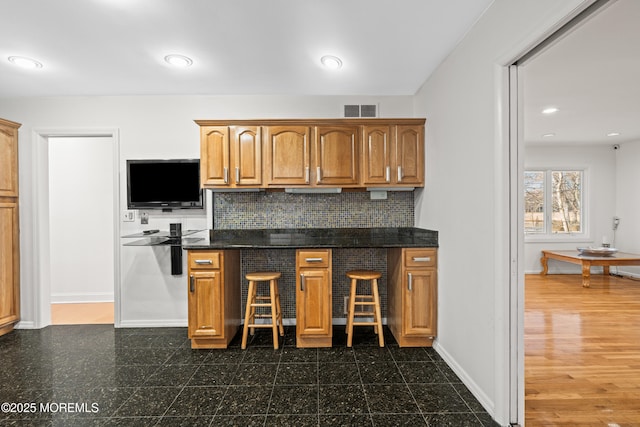 kitchen featuring tasteful backsplash, visible vents, recessed lighting, and baseboards