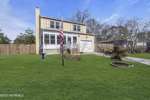 view of front of property featuring driveway, a front lawn, and fence