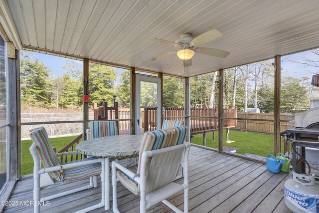 sunroom with ceiling fan