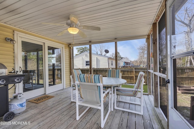 sunroom with ceiling fan