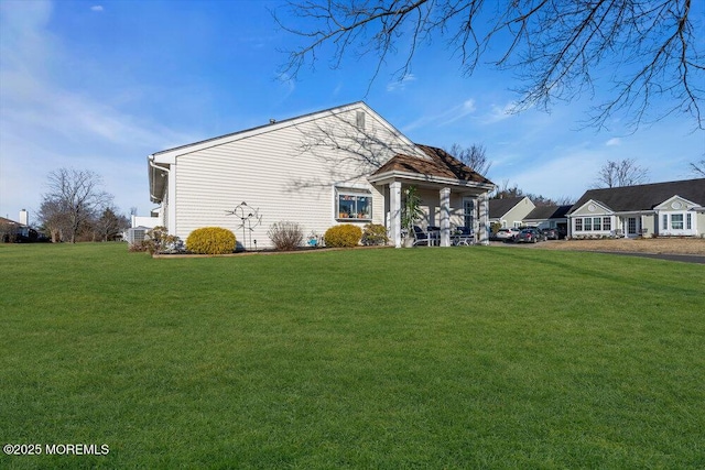 view of front of property featuring a front yard