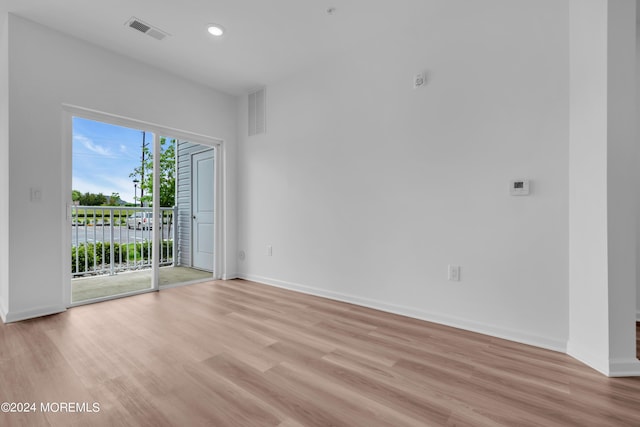 spare room with light wood finished floors, visible vents, recessed lighting, and baseboards