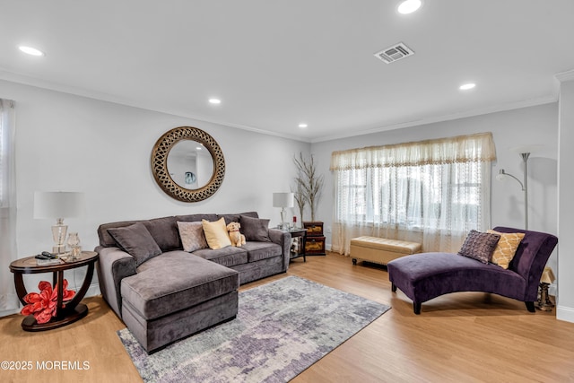 living room featuring recessed lighting, visible vents, wood finished floors, and crown molding