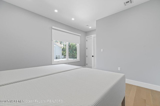 bedroom with visible vents, recessed lighting, baseboards, and light wood-style floors