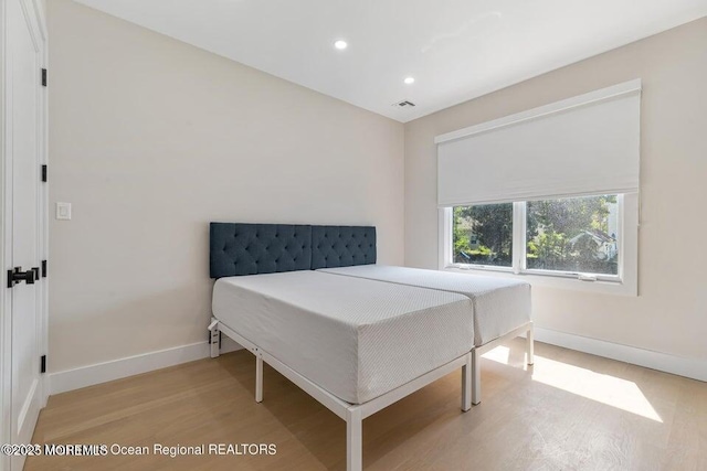 bedroom featuring light wood-style flooring, recessed lighting, baseboards, and visible vents