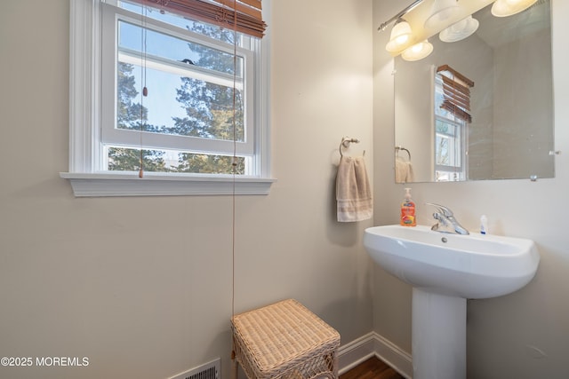 bathroom featuring plenty of natural light and baseboards