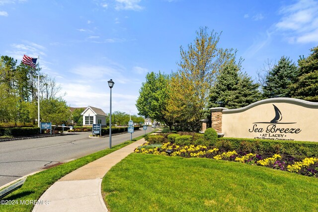 community / neighborhood sign featuring a lawn