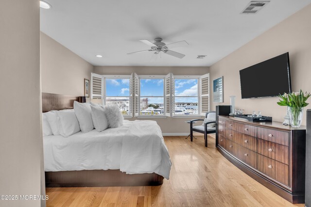 bedroom with recessed lighting, baseboards, visible vents, and light wood-type flooring