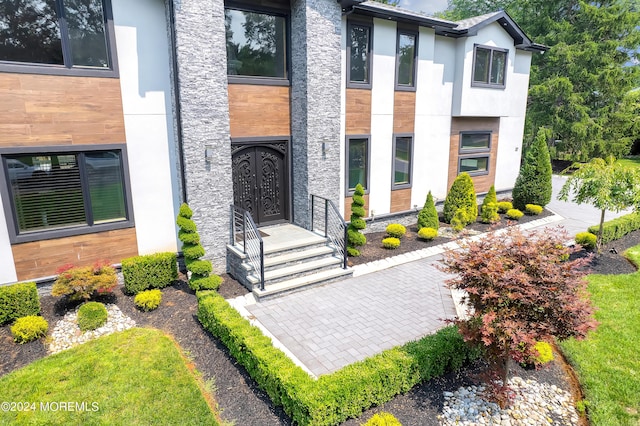 view of exterior entry with stucco siding