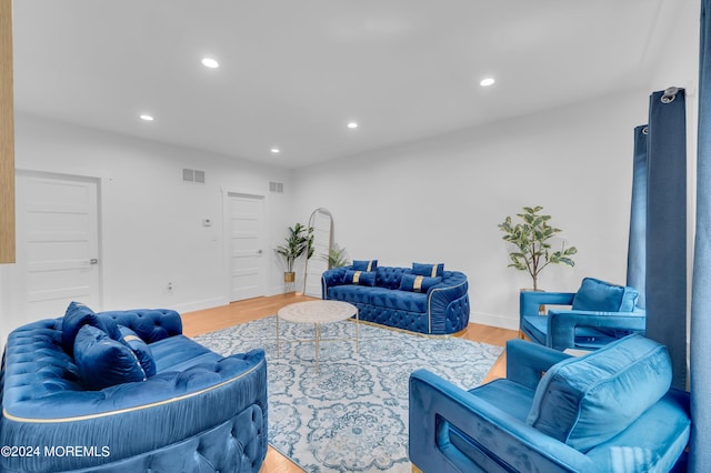 living room with visible vents, recessed lighting, baseboards, and wood finished floors