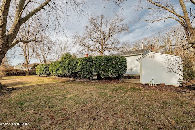 view of yard featuring an outbuilding