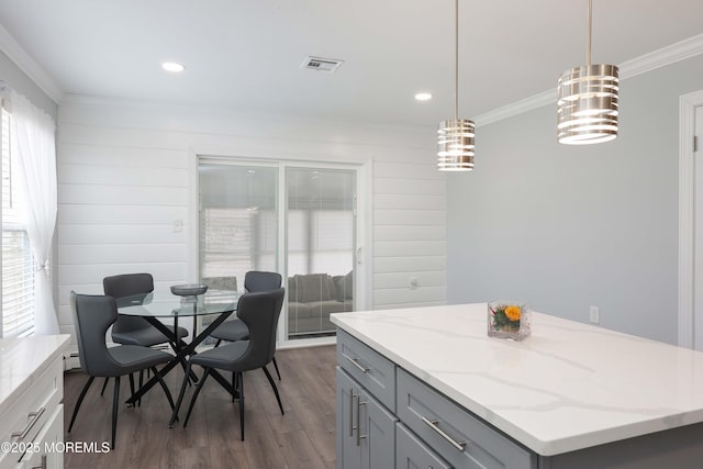 dining area with visible vents, dark wood-type flooring, recessed lighting, crown molding, and baseboard heating